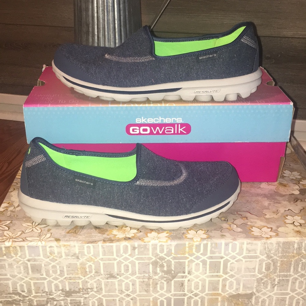 (make offer)Sketchers Go Walks Glow Slip Ons